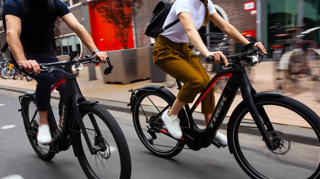 Antwerp’s Vooruit Party Campaign Highlights Safety Concerns Over Speed Pedelecs on Roads