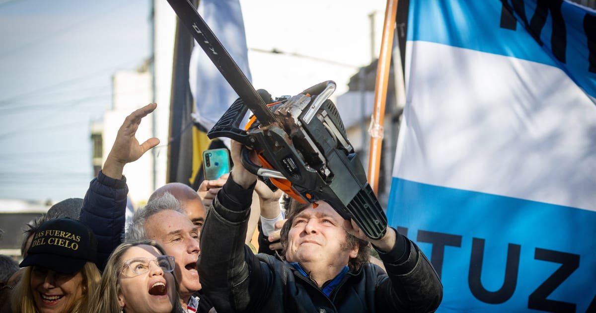 Argentina’s President Presents Giorgia Meloni with Chainsaw-Wielding Figurine of Himself