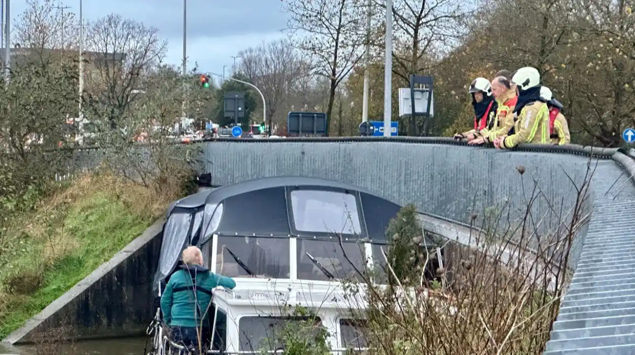 Boat Collision in Bruges: Authorities Address Incident at Local Marina