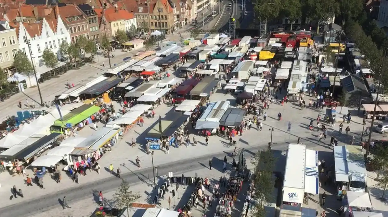 Bruges Market Flourishes: Final Saturday Before Christmas Coincides with De Warmste Week