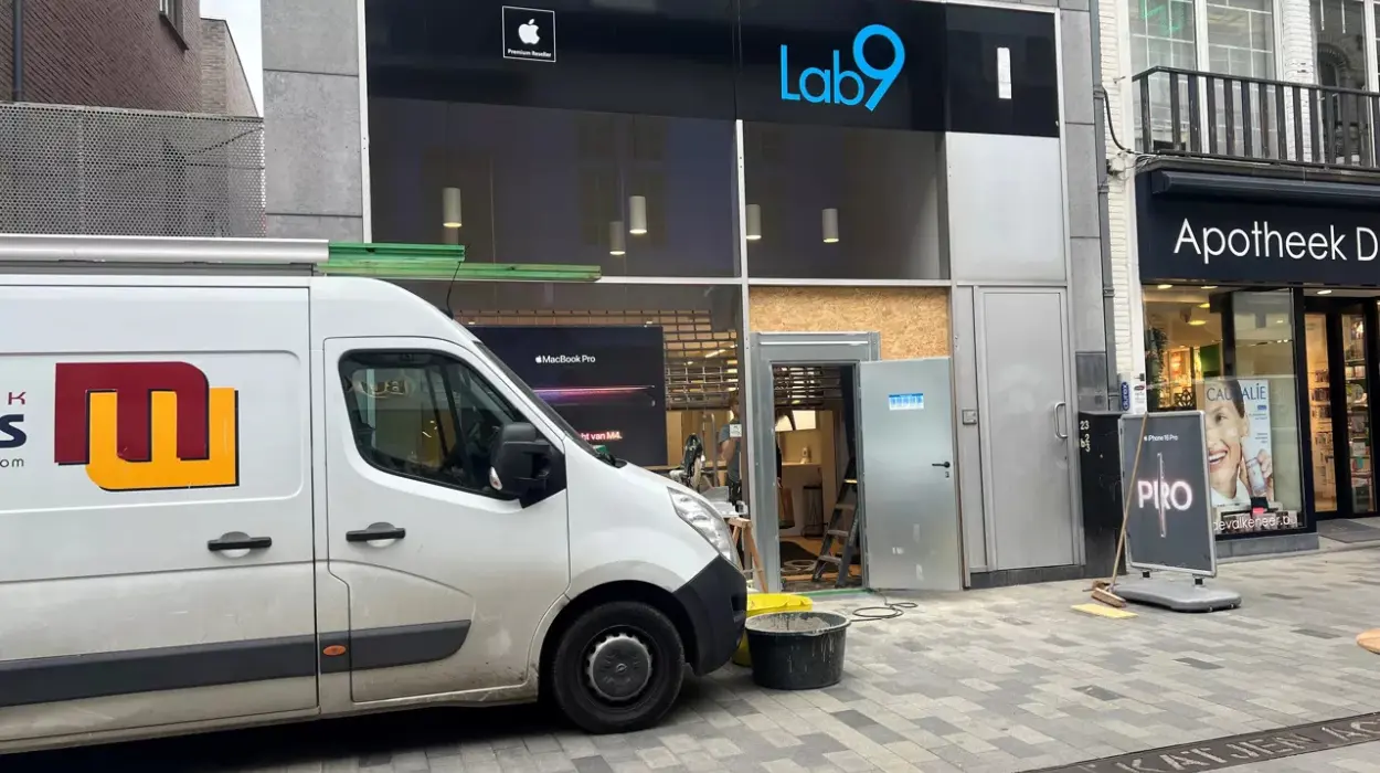 Car Crashes into Aalst Computer Store as Thieves Steal Electronics
