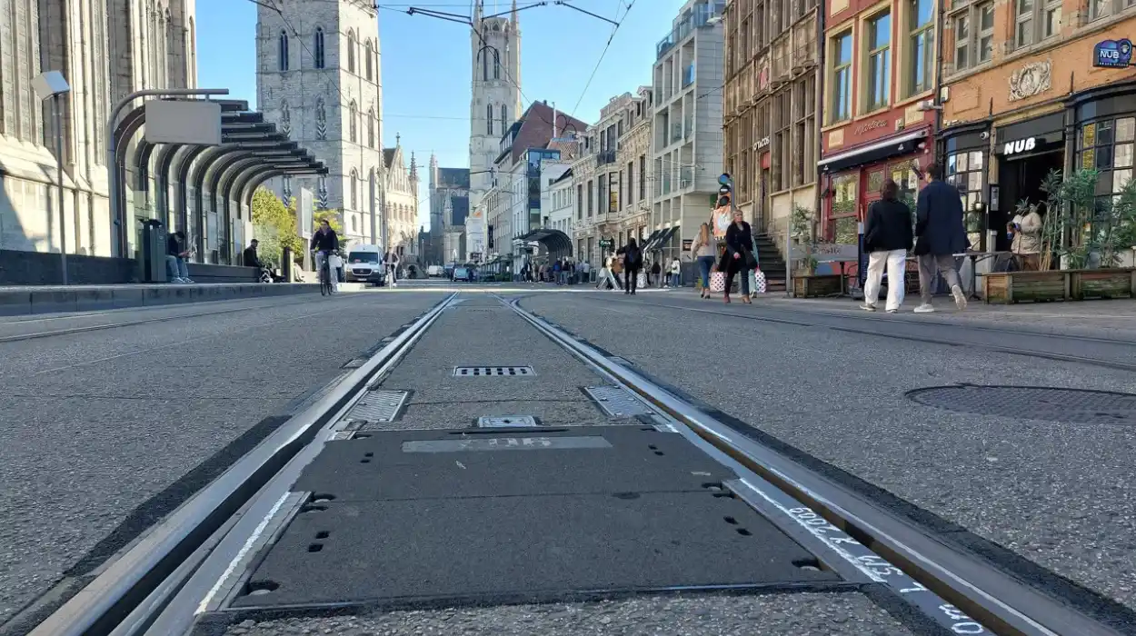 De Lijn Trials Safety Initiatives to Curb 500 Cyclist Accidents Annually in Ghent