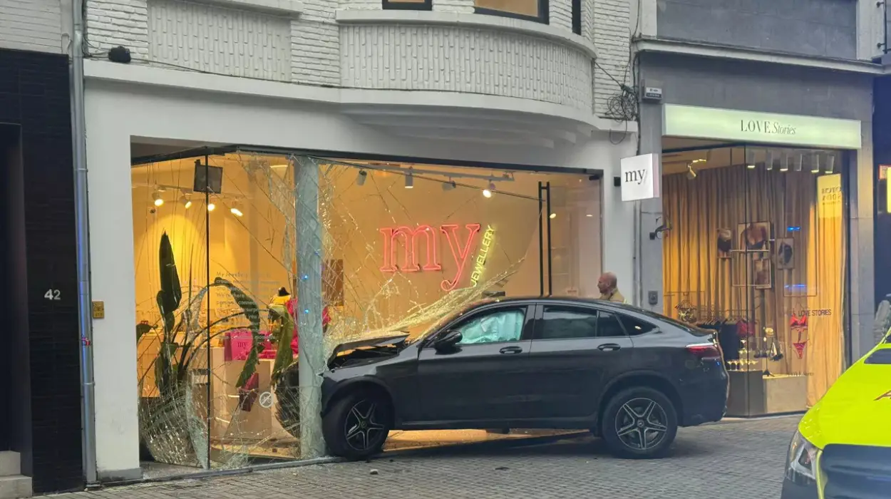 Driver Crashes Into Antwerp Jewelry Store: Minor Injuries, Significant Damage