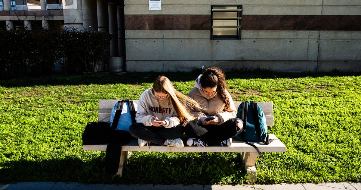 France Reinforces Minimum Age Requirement of 15 for Social Media Use