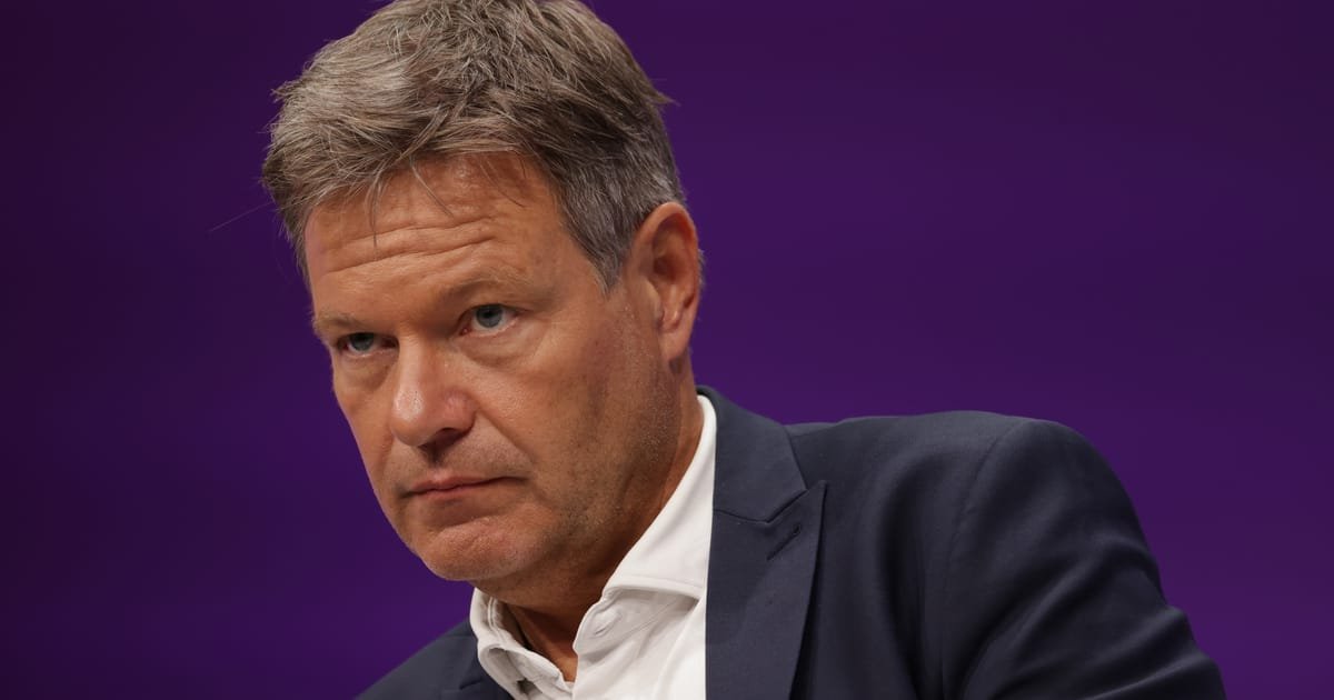 German Greens Select Economy Minister Habeck to Lead Snap Election Campaign