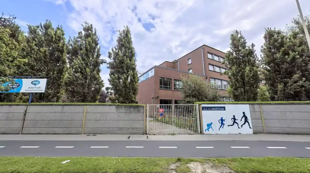 Gun Discovered in Student’s Backpack at Sint-Niklaas School: Two Teens to Stand Trial