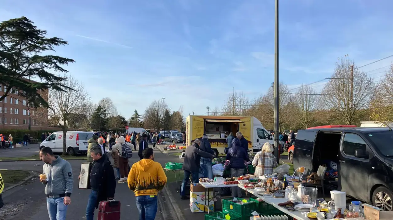 Lokeren Flea Market at Risk of Closure: Mayor Filip Anthuenis Addresses Illegal Activities