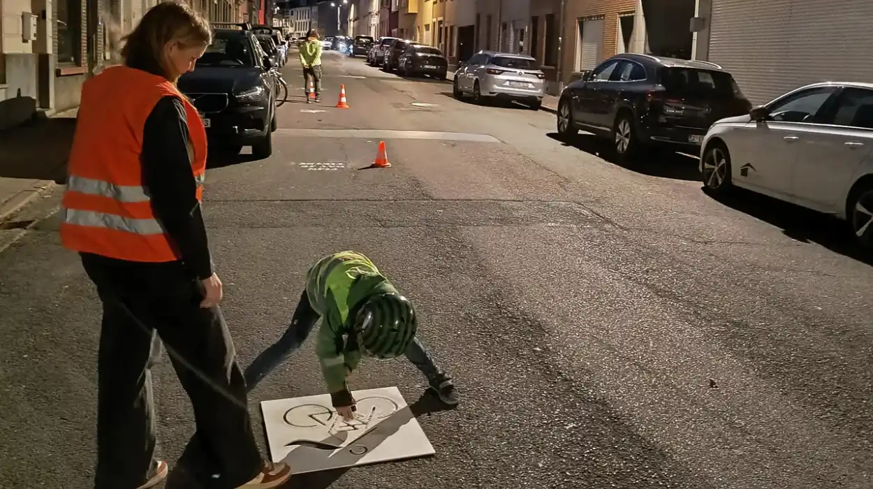“New Shared Cycling Lane Unveiled in Ghent: Activist Gregory Mortier Calls for Enhanced Safety”