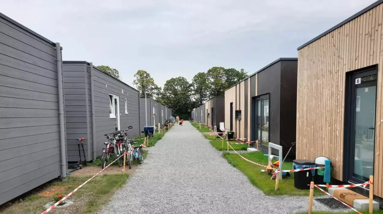 Oostakker’s Container Village: Ghent’s Mayor Supports 391 Ukrainian Refugees