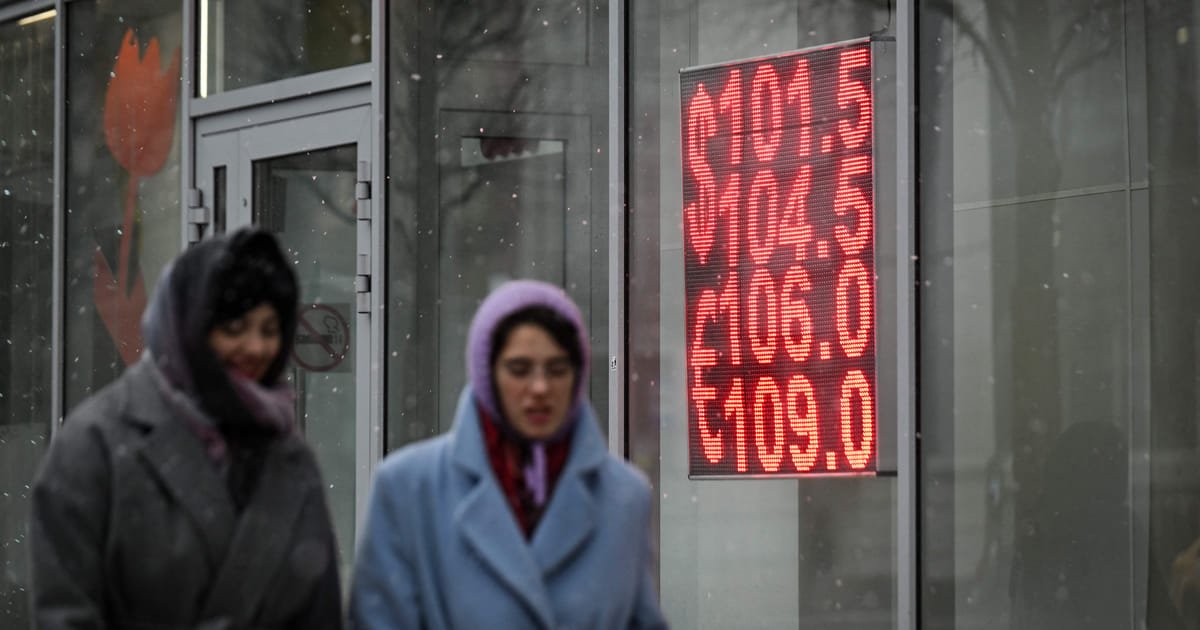 Ruble Plummets as Strain on Russia’s Wartime Economy Intensifies