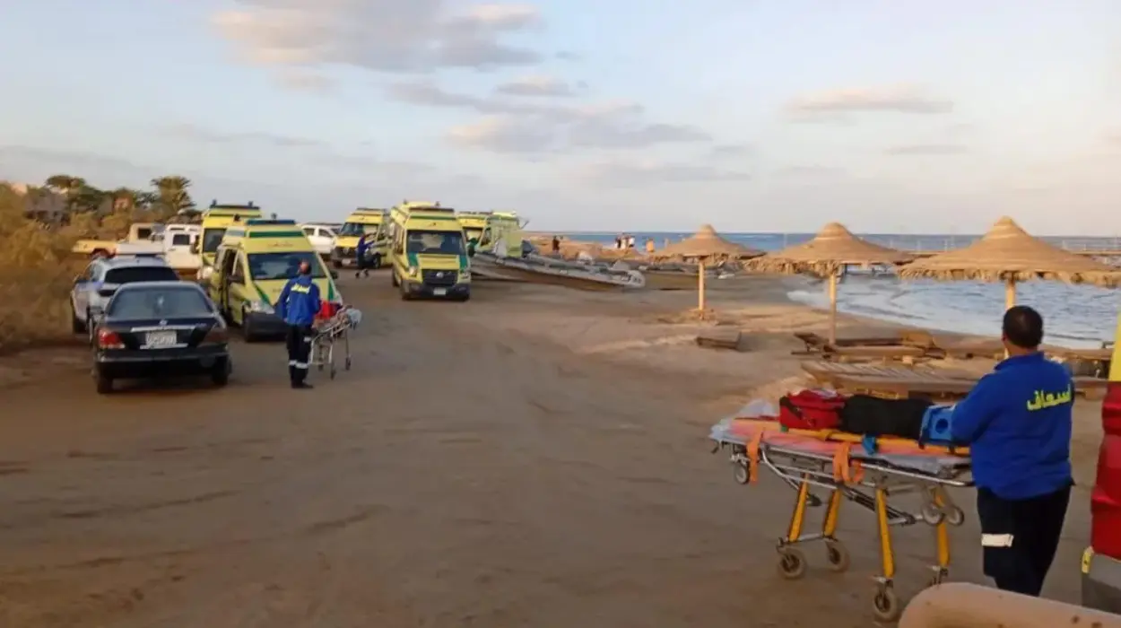 Tourist Boat Sinks in Red Sea with Passengers and Crew Onboard