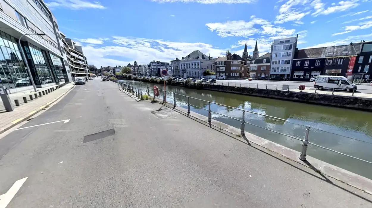 Two Tourists Rescue Missing Girl from Leie River in Kortrijk