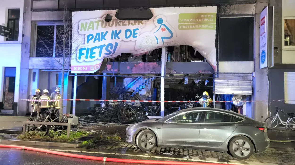 Antwerp Bike Shop Fire: Emergency Crews Act, Residents Evacuated