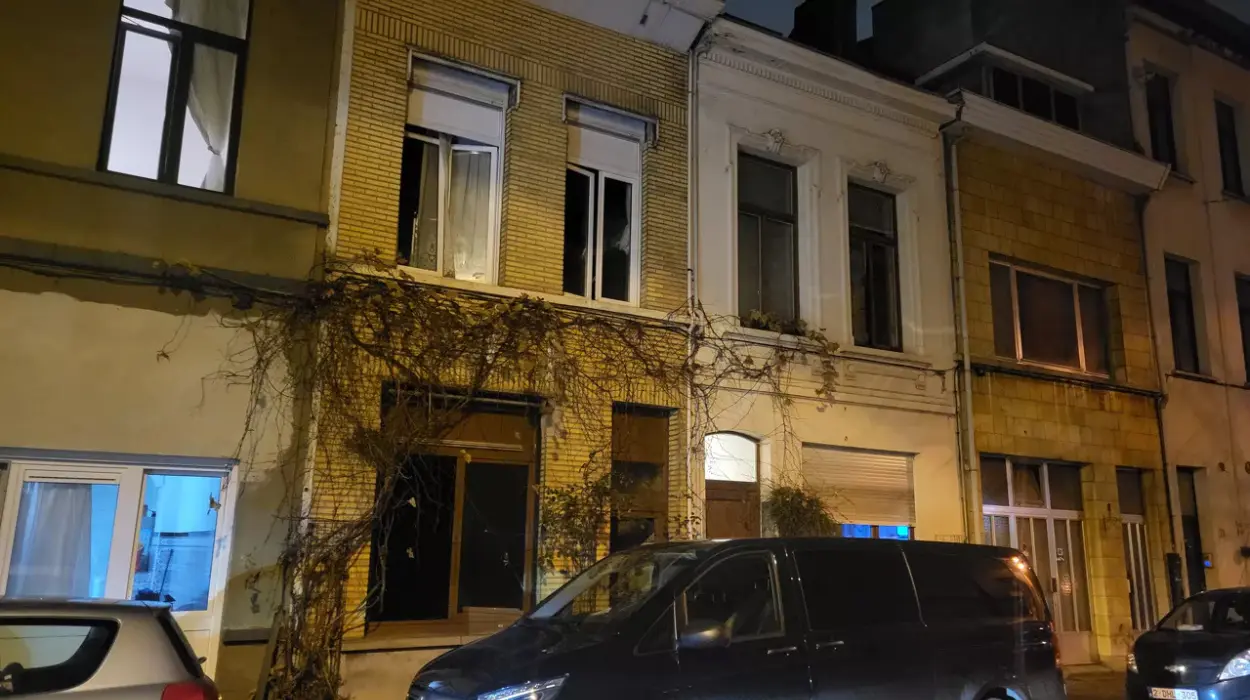 Blaze Erupts in Antwerp’s Seefhoek District: Emergency Crews Take Action