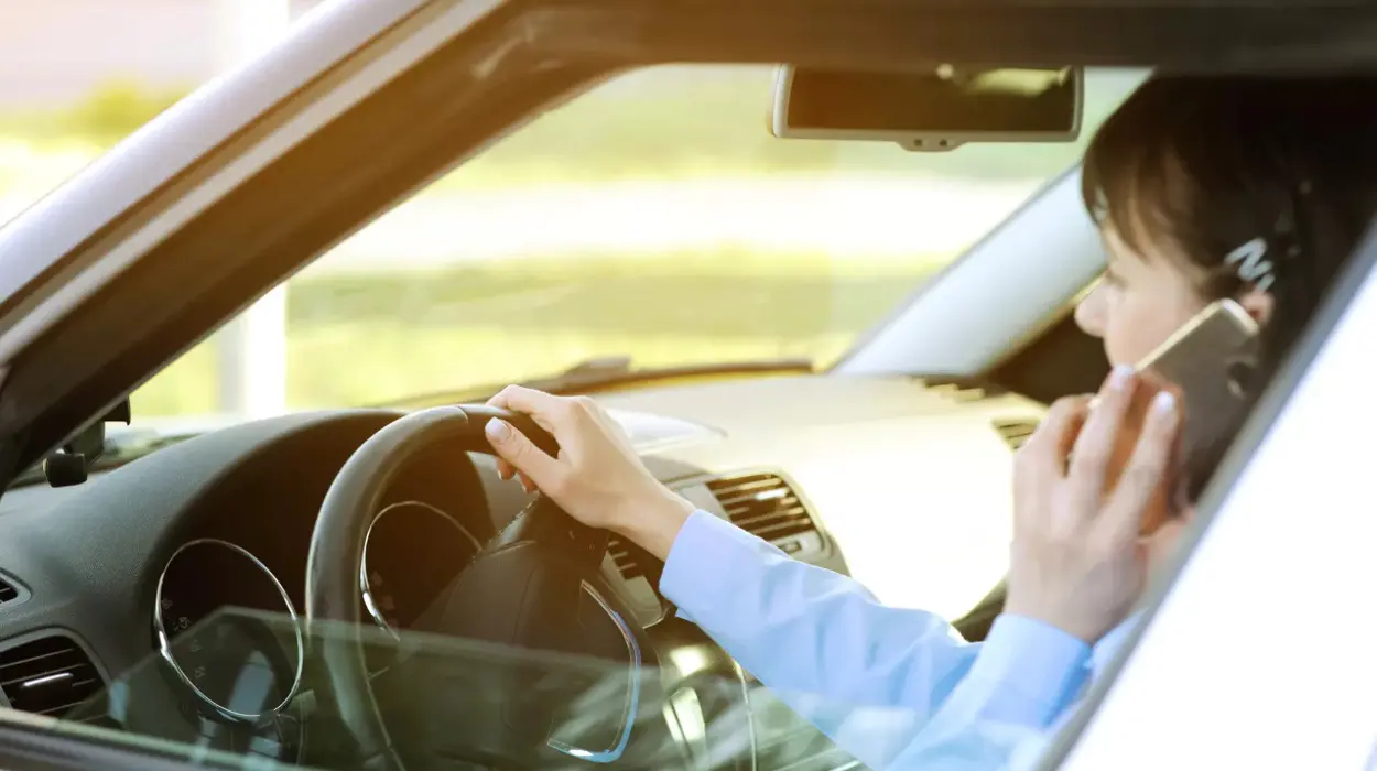 Flanders Imposes €174 Fine and 15-Day Driving Ban for Mobile Phone Use