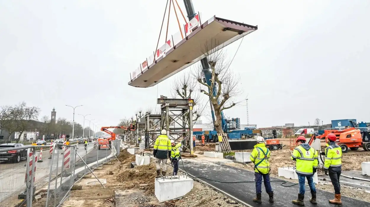 Massive 276-Ton Bicycle Bridge Sections Installed in Hasselt to Enhance Safety