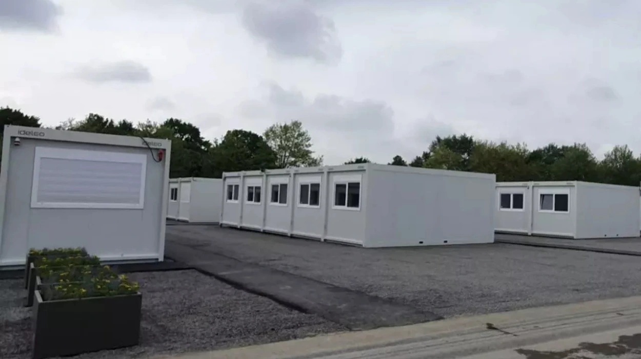 Refugee Village in Mechelen Shuts Down After Two Years