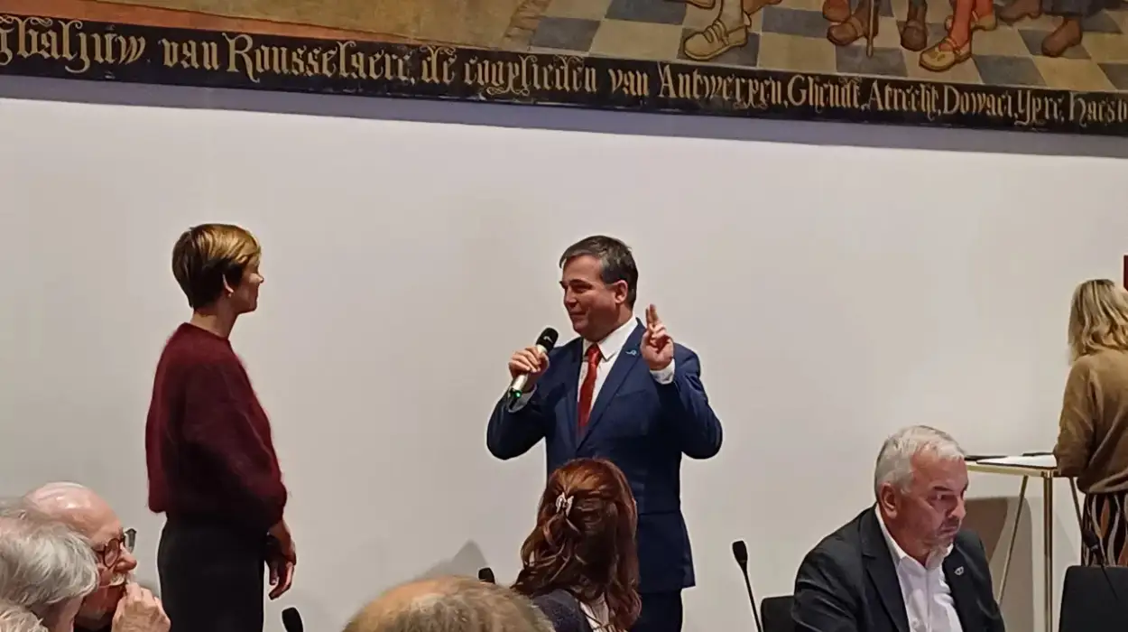Roeselare Welcomes 39 Councillors as Mayor Kris Declercq and Rania Fahi Are Sworn In