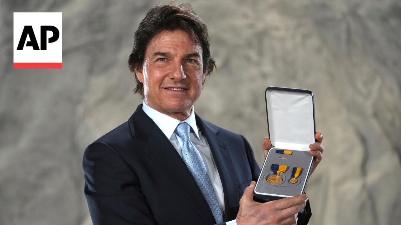 Tom Cruise Receives Distinguished Public Service Award from U.S. Navy Secretary