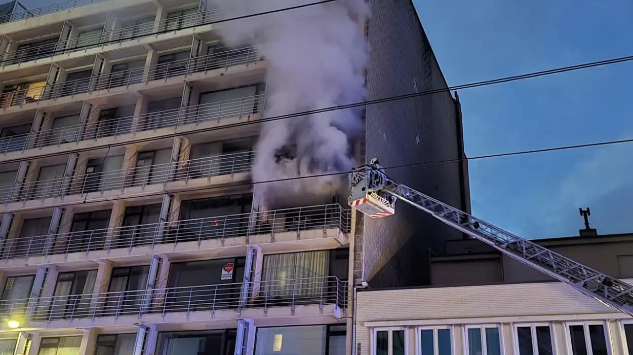 Tragic Ostend Apartment Fire: Resident’s Rescue Attempt on Troonstraat and Zeedijk Ends in Fatality