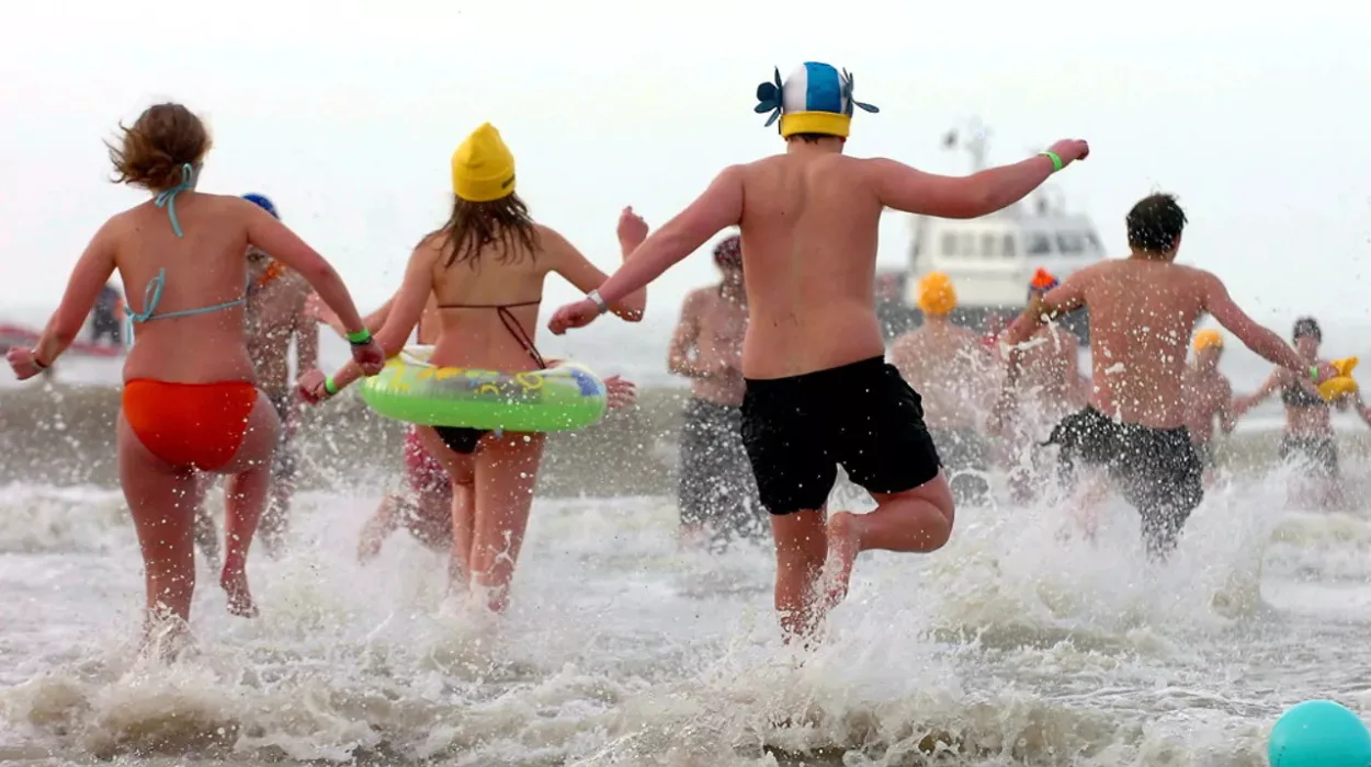 5,000 Swimmers Join New Year’s Dive in Ostend
