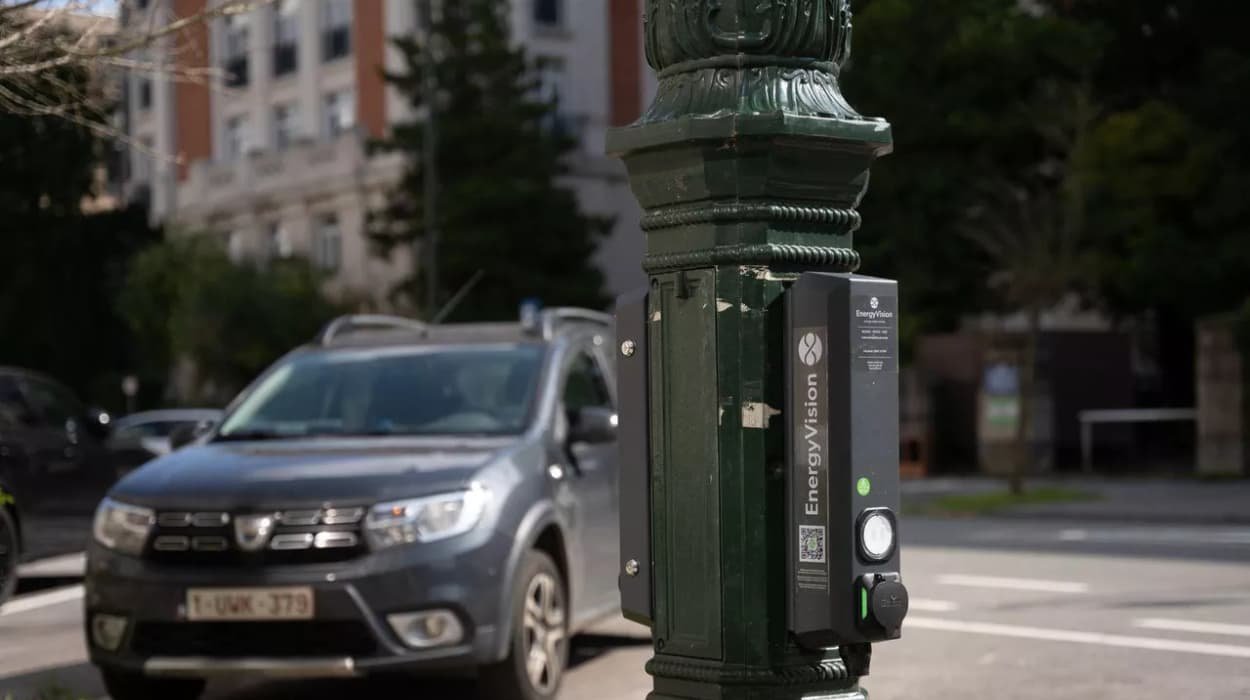 Brussels to Install 10 Charging Lanterns to Support EV Growth