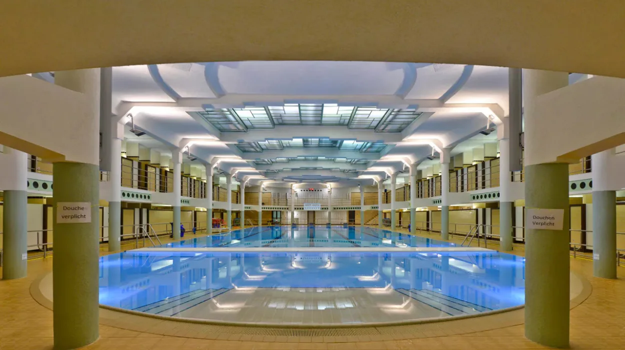 Ghent’s Swimming Pools Rooigem and Van Eyck Closed Amid National Strike