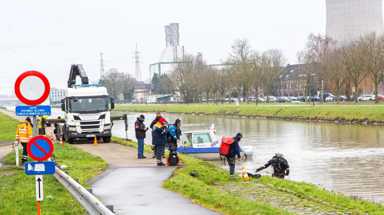 Sint-Pieters-Leeuw: Federal Maritime Police Conduct Search in Brussels-Charleroi Canal