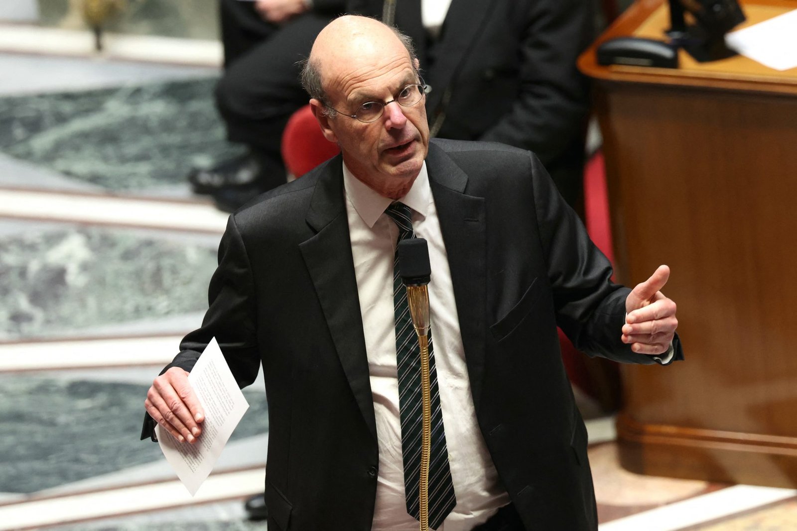 Competitiveness: Paris Calls for “Adjusted” European Proposals