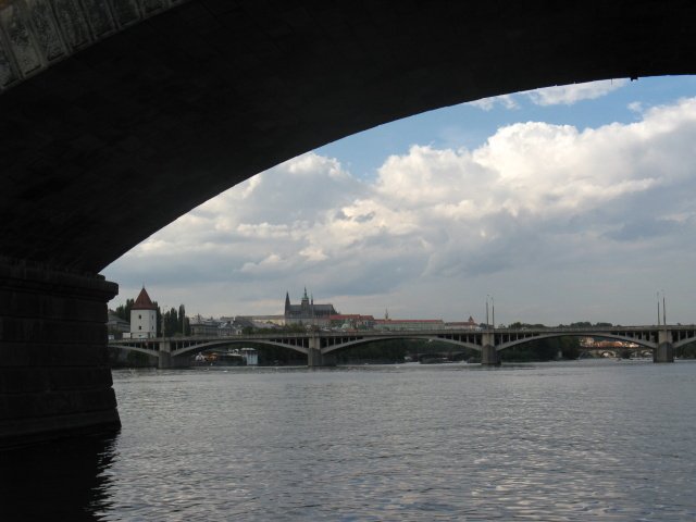 Czech National Bank Weighs Bitcoin Investments While ECB Chief Lagarde Opposes Them