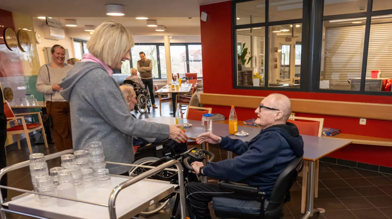 Minister Visits Izegem Care Center as Staff Shortages and Dementia Cases Increase