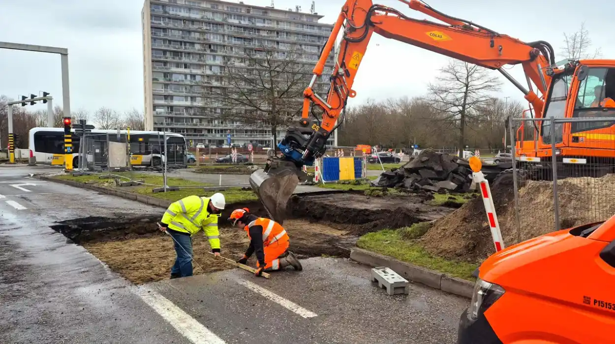 Traffic Chaos in Dendermonde: Two Lanes Closed at Mechelse Poort Since Yesterday