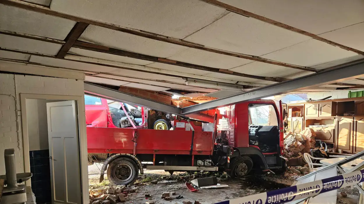 Wevelgem: Truck Crashes into Residential Garage on Thursday