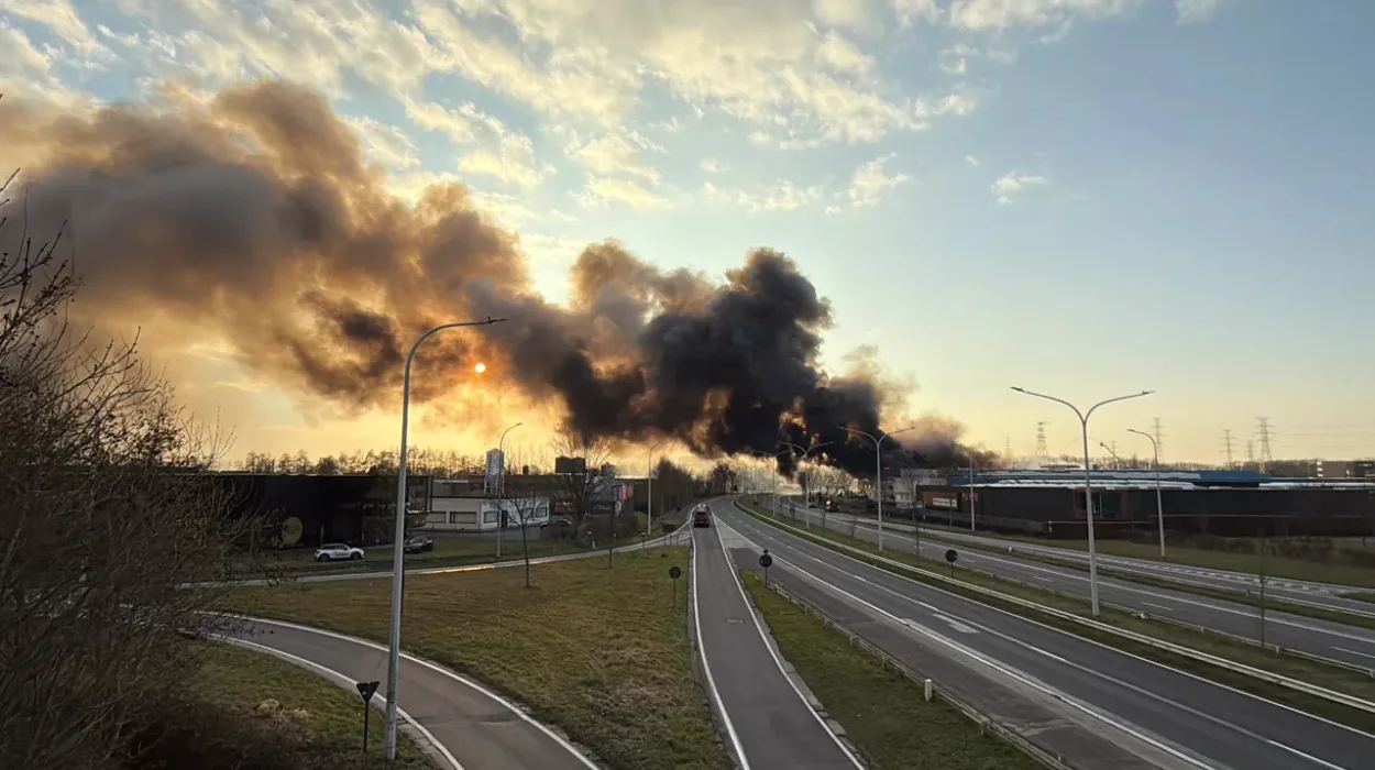Bruges: Devastating Fire Destroys Bicycle Warehouse in Sint-Michiels