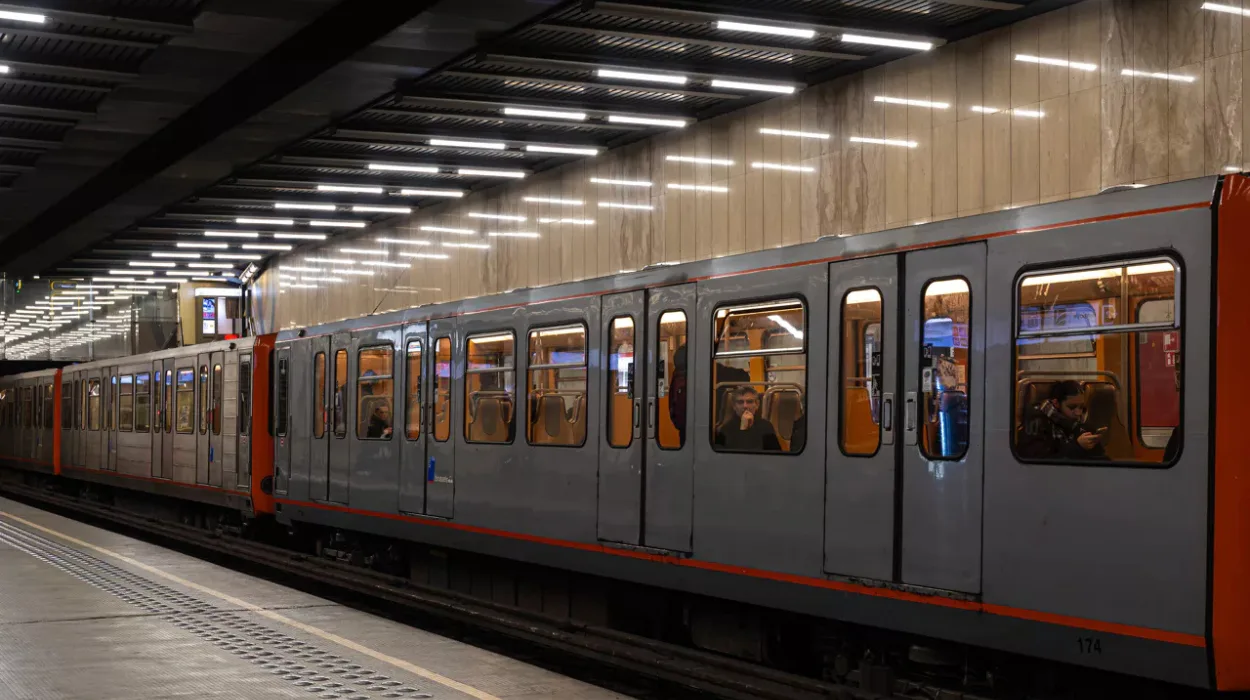 Brussels Metro Train Sheds Two Carriages on Lines 2 and 6