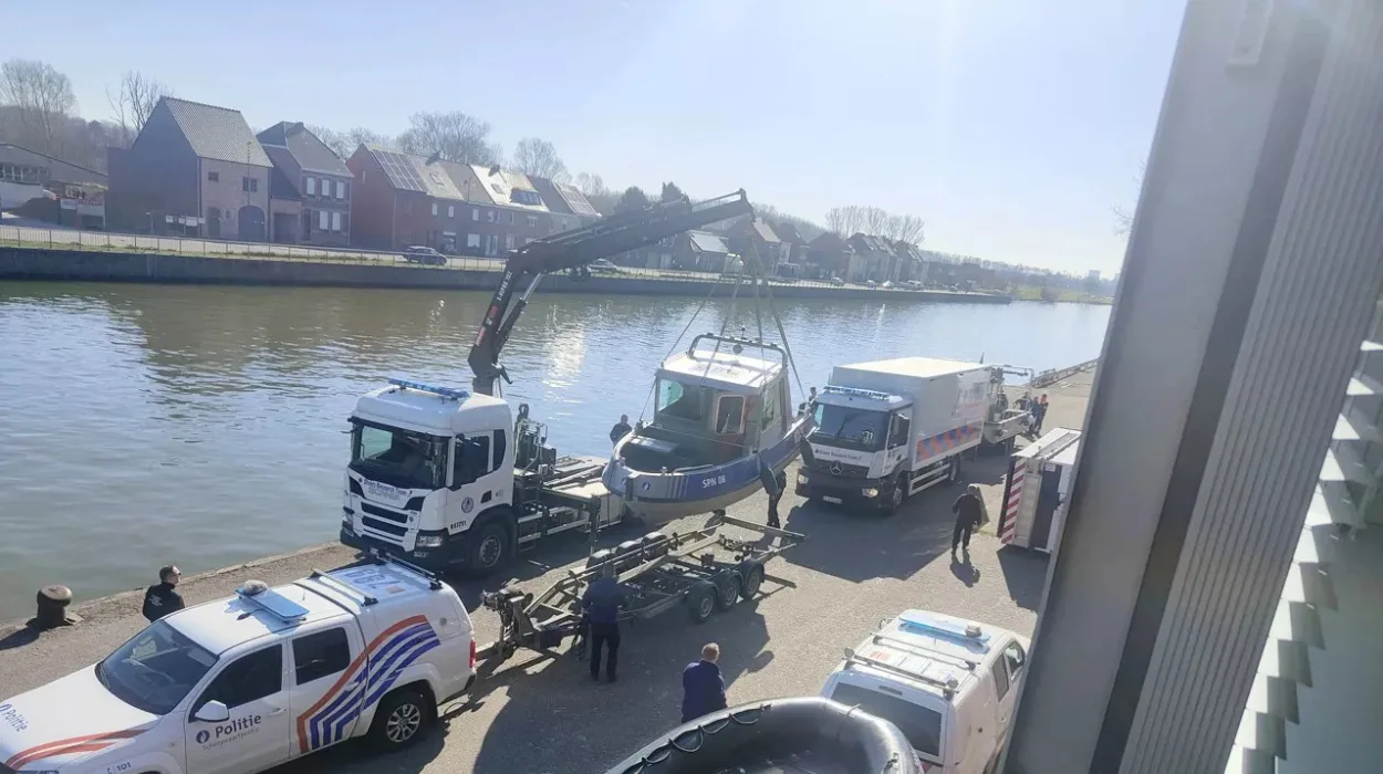 Federal Police Search Humbeek Canal for Car Wrecks, Discover Three