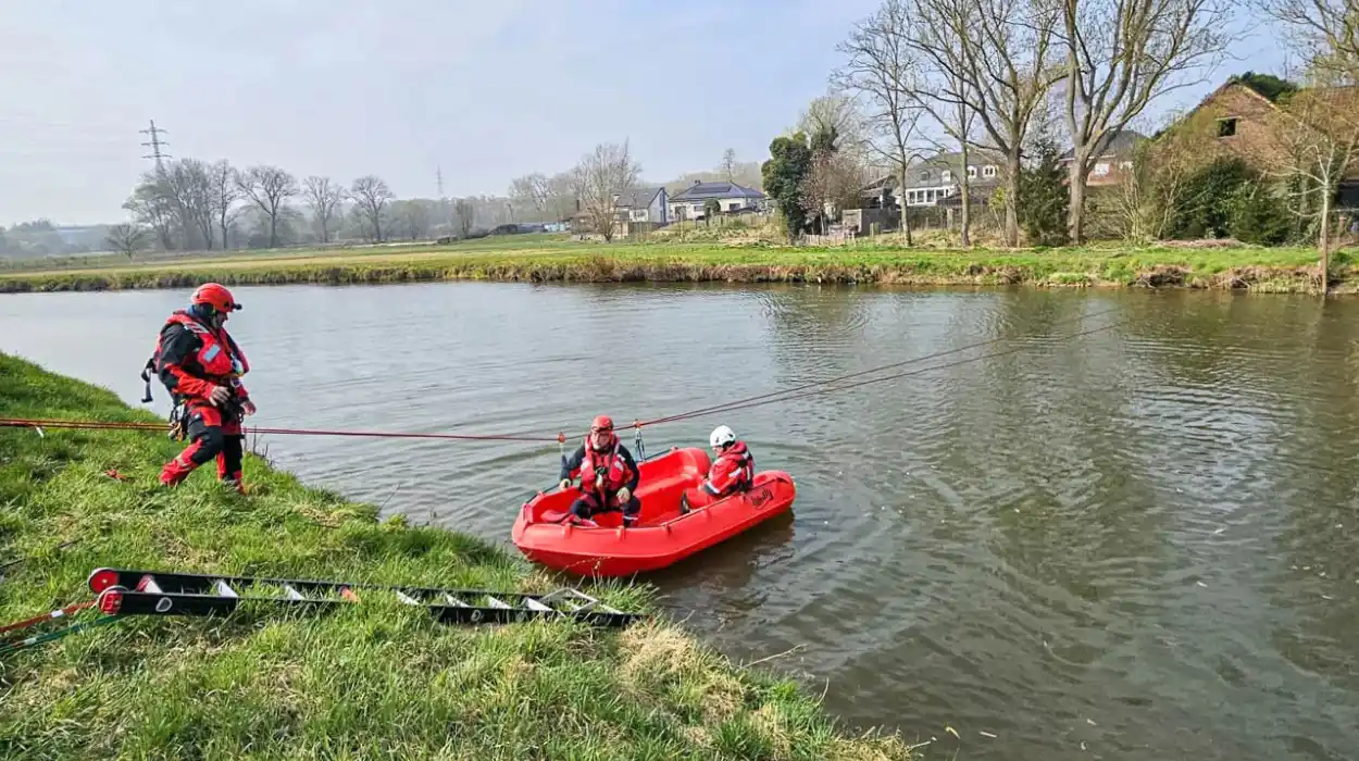 Flemish Brabant West Rescue Team Conducts Training on the Dender in Pamel