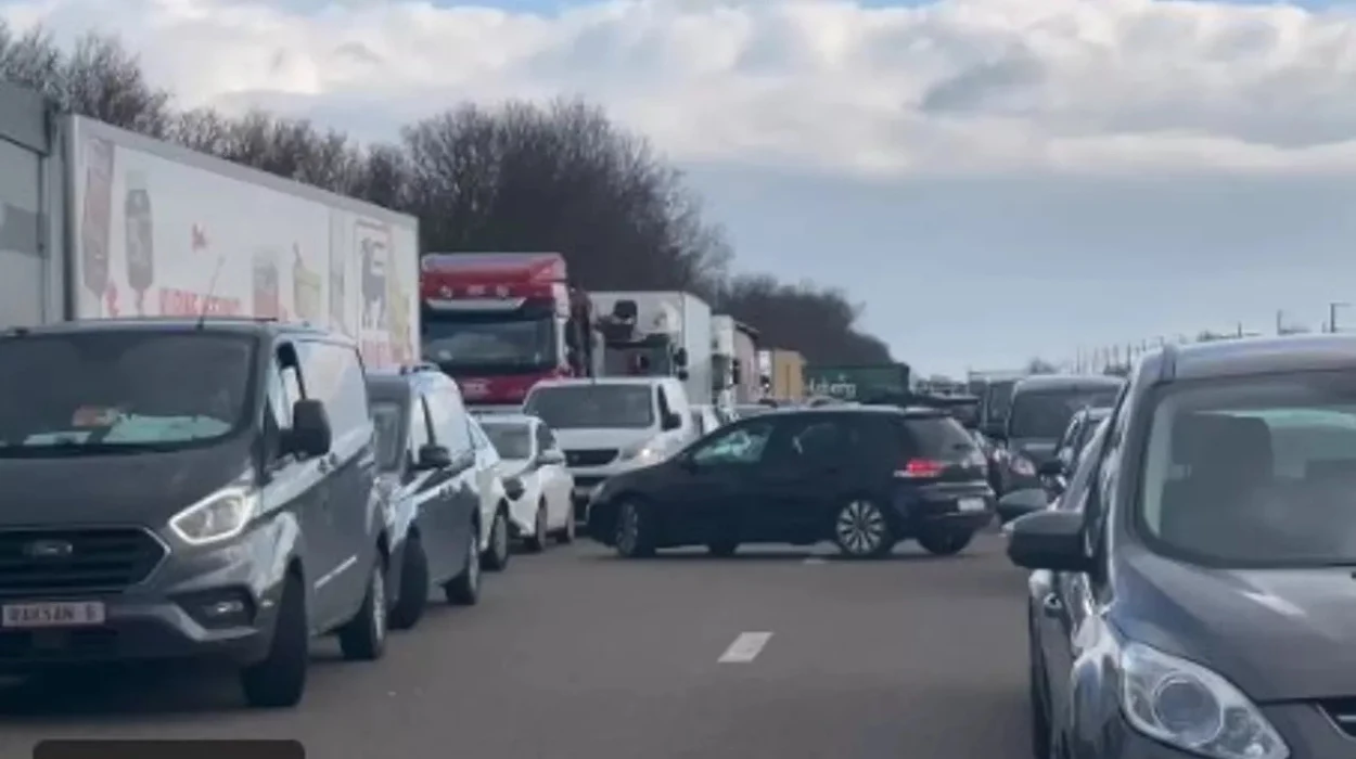 Tienen: Overturned Truck on E40 Disrupts Liège-Brussels Traffic