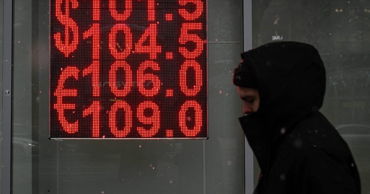 Ukraine Considers Easing Russia Sanctions in Possible Peace Agreement