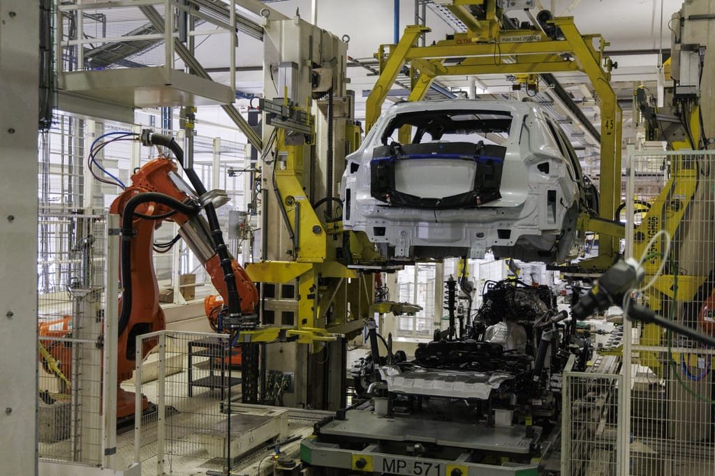 Von der Leyen Pledges EU Protection as Trump Imposes Major Car Tariffs