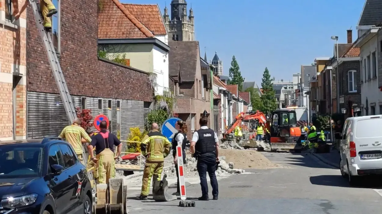 Excavator Strikes Pipe on Kermisstraat in Roeselare, Forcing Hundreds to Evacuate