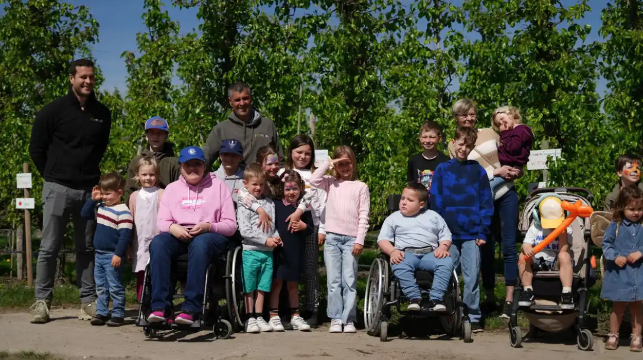 Fruitsnacks and Make-A-Wish Gift Pear Trees to 43 Children in Nieuwerkerken Today