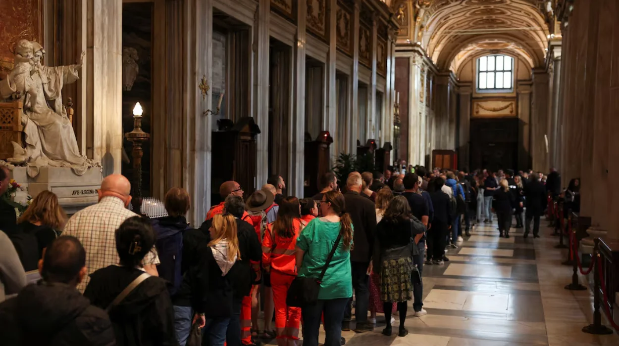 Thousands Gather at Pope Francis’s Tomb in Rome