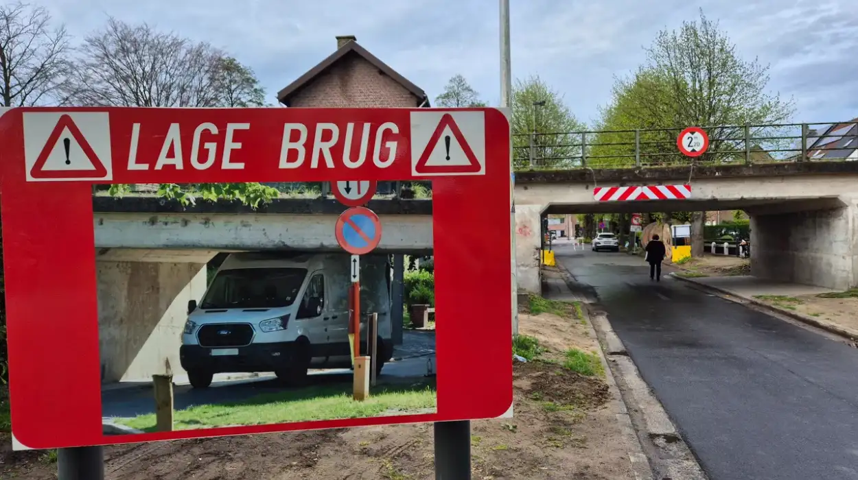 Vandenbroucke Supports New Bridge Warning Signs in Ghent