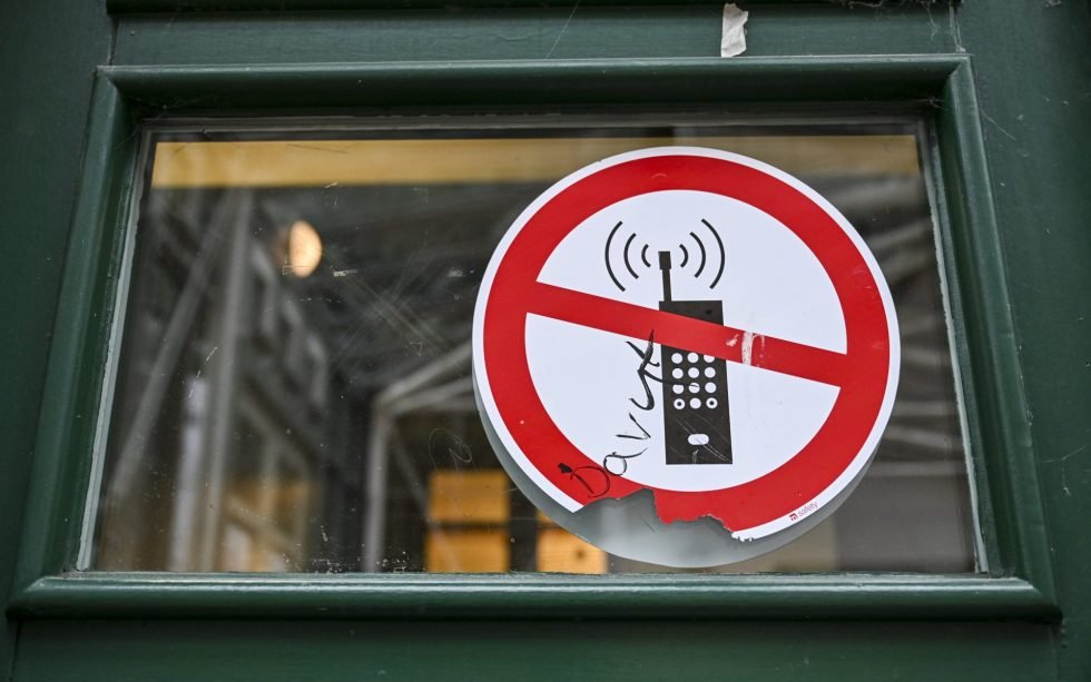 Power Down: What is the Position of EU Member States on Banning Smartphones in Schools?