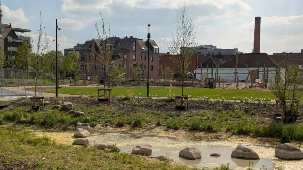 Roeselare Transforms Former Gray Lot into Moermanpark Featuring 130 Trees