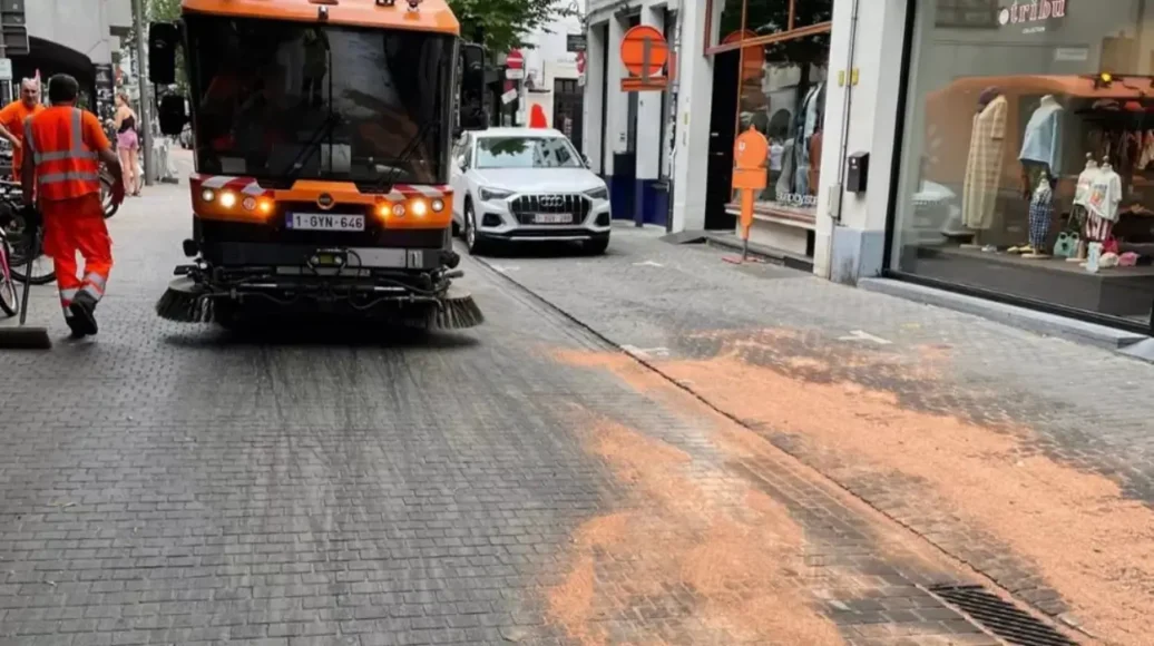 Oil Spill in Antwerp Impacts City Centre Roads and Cyclists