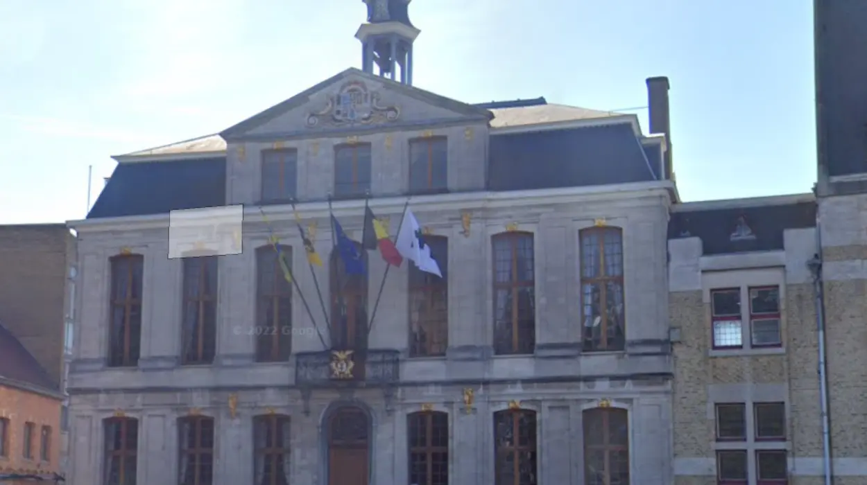 Roeselare €22K Chair Plan Criticized by Dehullu, Supported by Michele