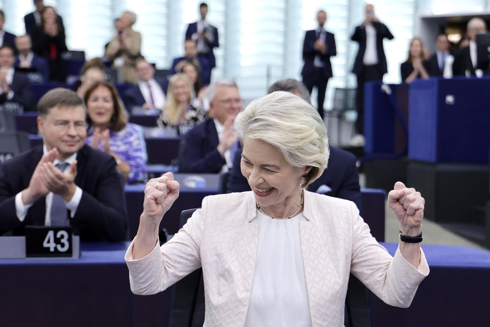 European Commission withstands no confidence vote