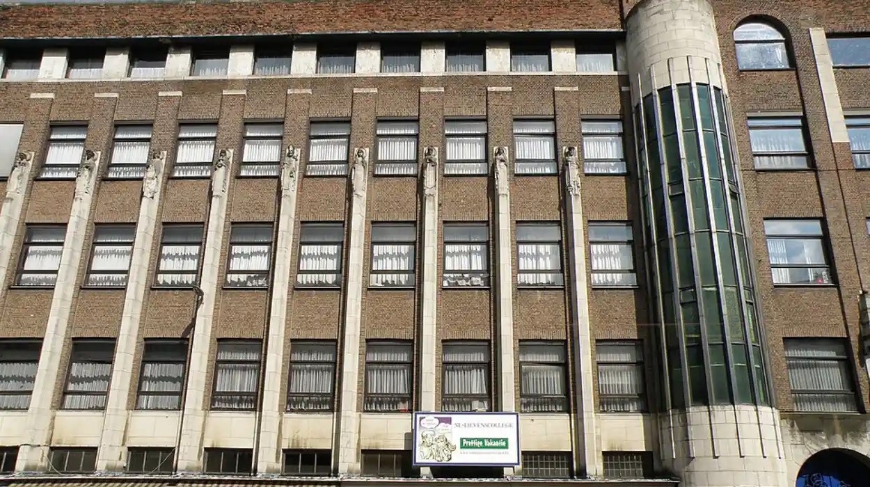Closure Looms for Sint-Lievens-Houtem’s Reflex Youth Centre